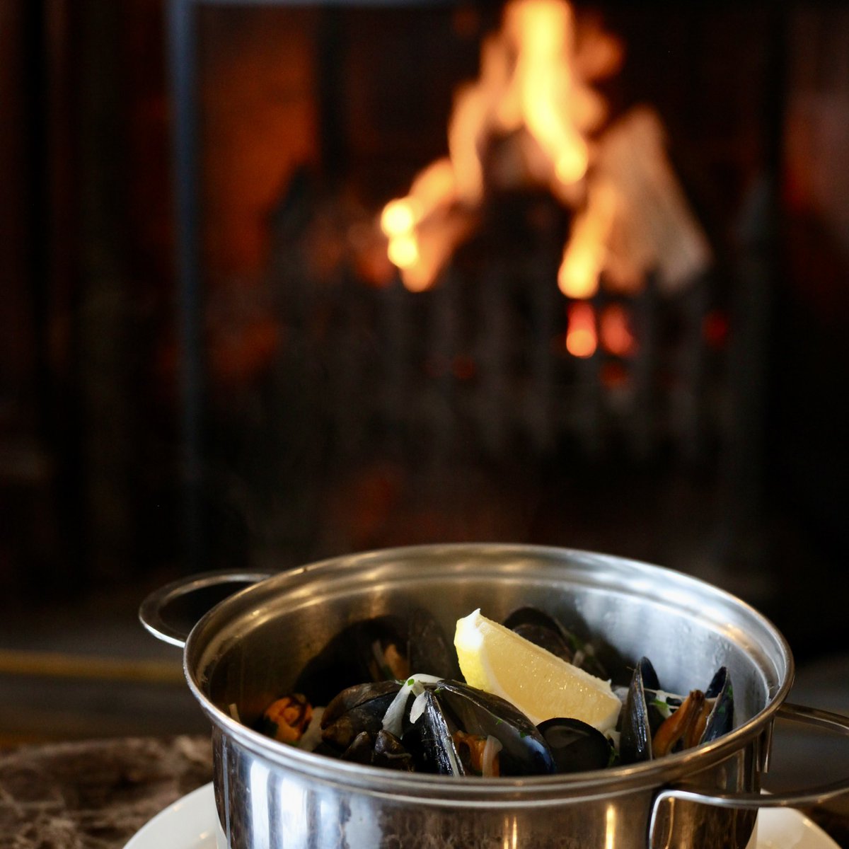 Mariniere style is our favourite way to serve Brancaster Mussels - fresh, simple, and utterly delicious.

Best enjoyed by the fire. 

#tichwellmanor #artofplating #aarosette  #foodinseason #seaonsalmenu