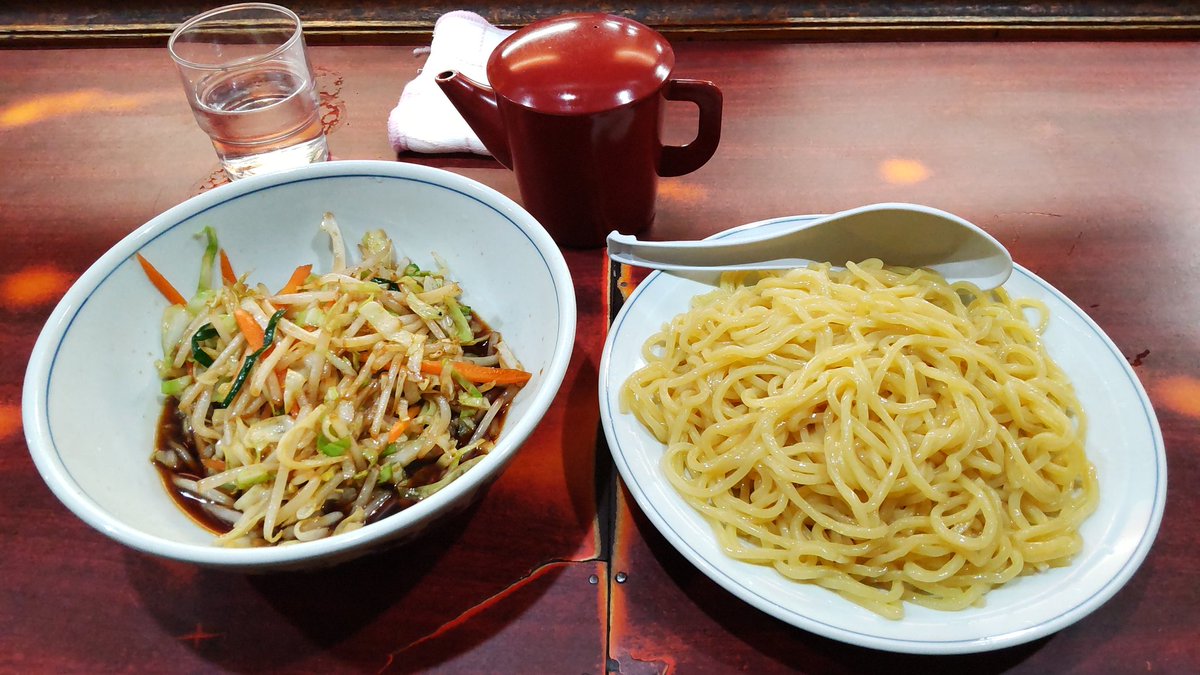 touhu0520's tweet photo. 一心亭＠狛江
野菜つけ麺
まずもうお店の雰囲気がめちゃくちゃいい！狛江の街に根付き、愛されてきたお店という雰囲気が、賑わうお客さんたちからもしっかり伝わってきて、身近にこんなお店があったら最高だな😇
熱々の炒め野菜がのったつけ汁と、つるつるとしたやや太めの麺とがよく合い美味かった👍 https://t.co/5dAd59SPGH