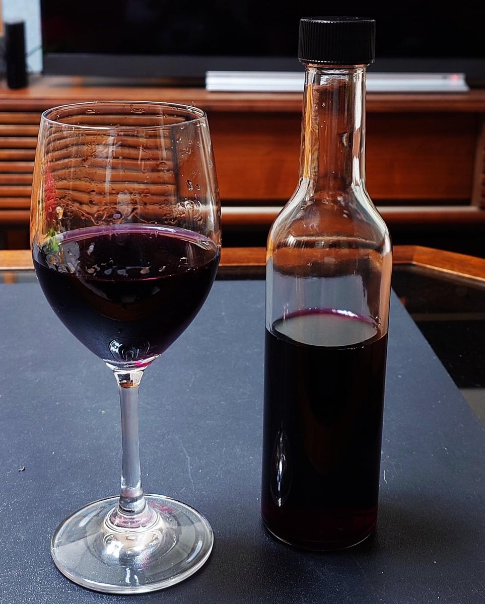 porter610's tweet photo. 亀田屋で直輸入の生樽ワイン🍷購入❗️

今年のボジョレーをいただきました。😋

最初酸味が強め‼️少し時間をおくと美味しい〜🍷

@kamedayajp 
#亀田屋
#自然と家具とワインを
#kamedayacoffeeandwine
#ボジョレーヌーボー 

https://t.co/ywHjtfDM7Z https://t.co/n9GRAtIWxr