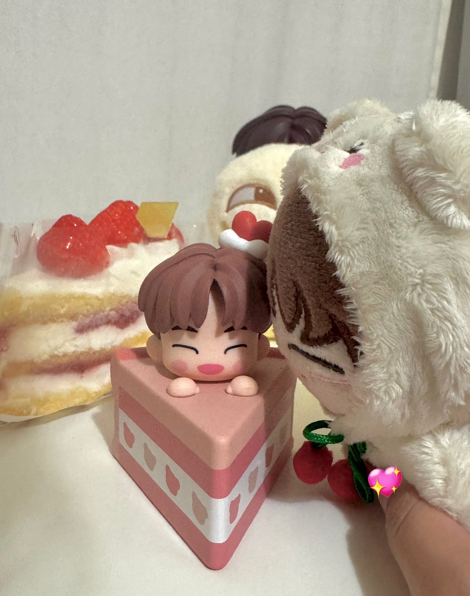 kkomle is enjoying his cake 😋

HEAVENLY IDOL CHENLE DAY
#OurMVPChenleDay
#천재아이돌천러날