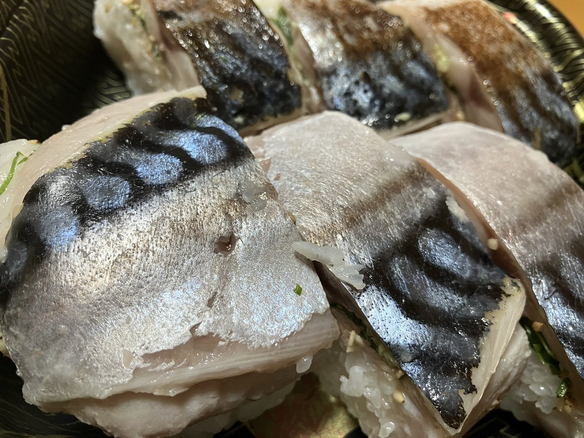 今日の夜ご飯は金目鯛尽くし🐟
・金目鯛の漬け丼
・金目鯛の煮付け
・鯖の棒鮨  
幸せや(o ꒪Д꒪)ｩﾏ