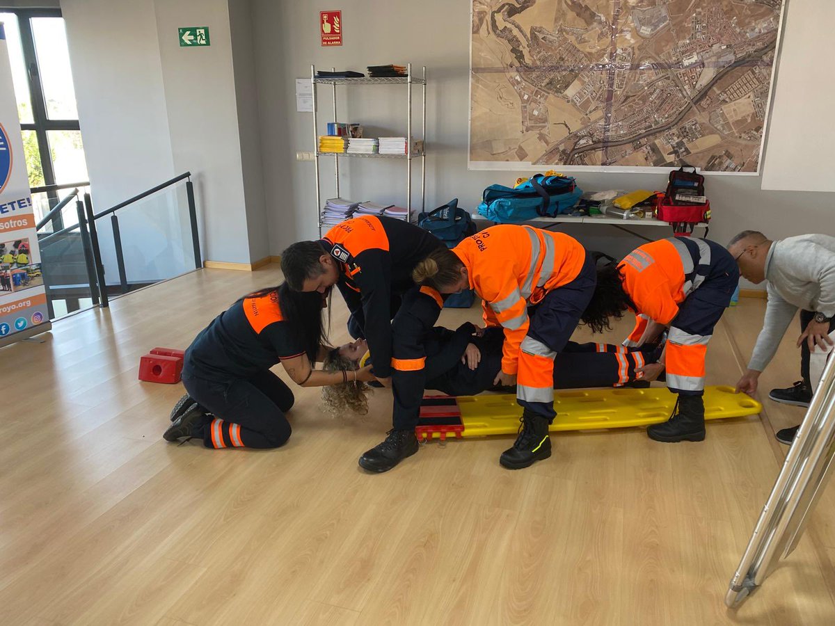📸 Realizamos curso sanitario y de primeros auxilios para nuevos voluntarios, en esta ocasión nos acompañan compañeros de la Agrupación de Aldeamayor de San Martín 
📚 #Formacion #PrimerosAuxilios 🧡