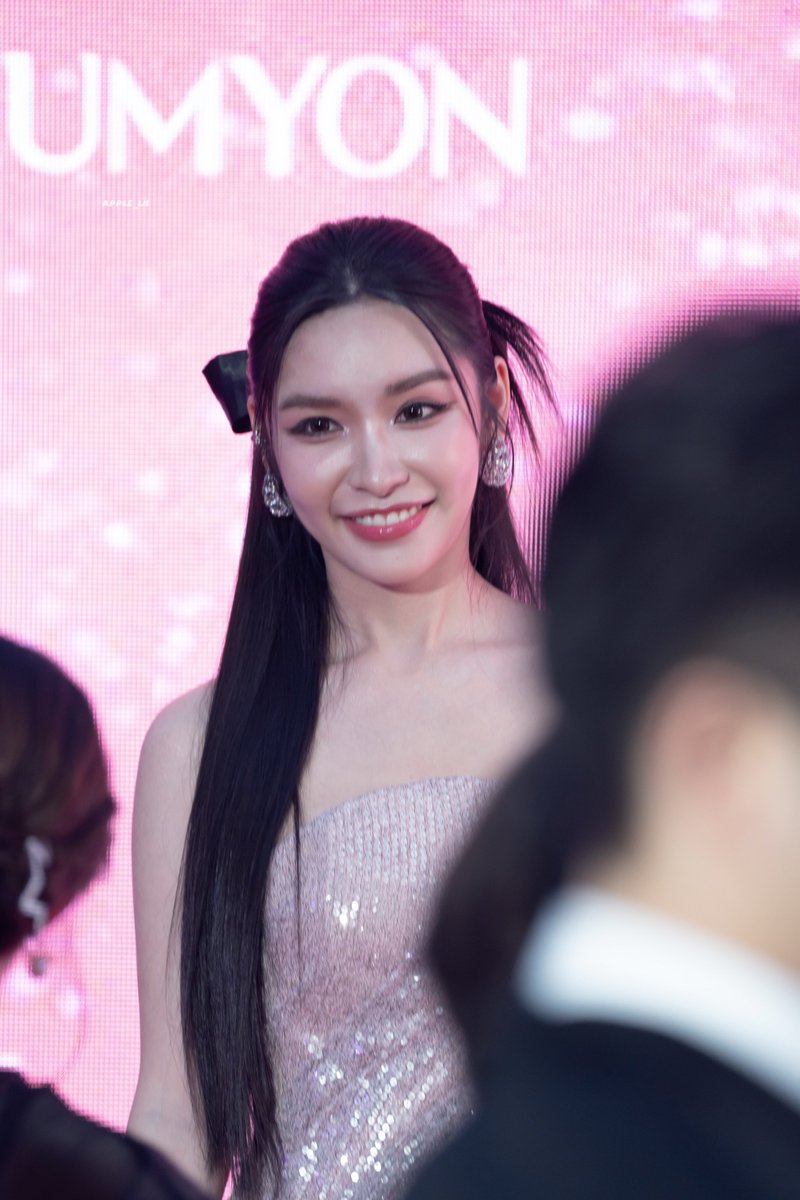 Apple_LK927's tweet photo. ถ่ายรูปแบบสู้ชีวิตสุดๆ 🔮

AndaLookkaew X KM 15Y
#KARMART15thAnniversary 
#UniqueBeautySolutions
#lookkaewkamollak https://t.co/P00rRFT9qi