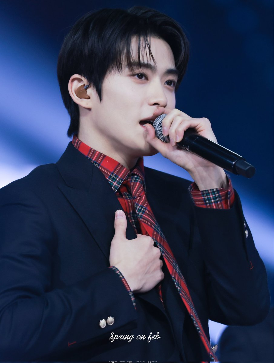 spring_onfeb's tweet image. 231226 가요대전 #재현 

☃️