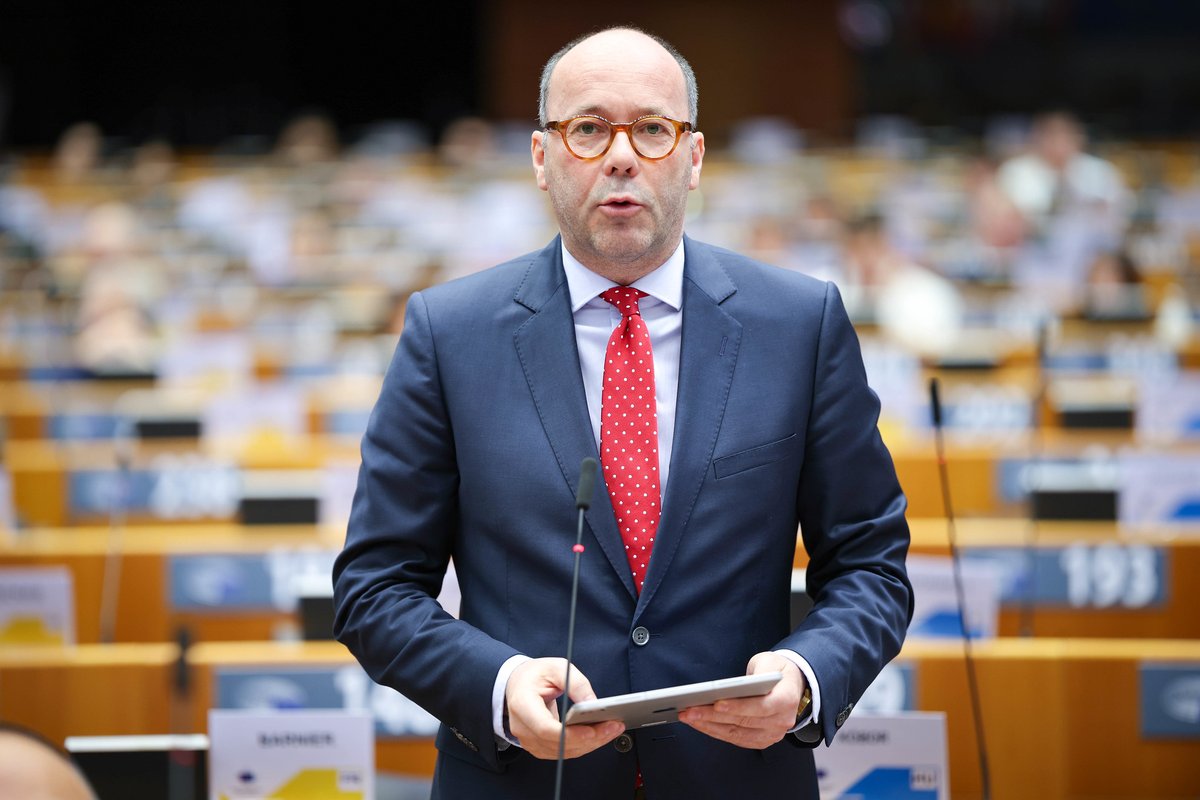 Reactions to Draghi report: interview with Martijn van Gruijthuijsen, province of North Brabant, NL 👇 

"Draghi rightly makes a point of the need for higher productivity."

bit.ly/4104Q6z <a href="/EU_CoR/">European Committee of the Regions</a>