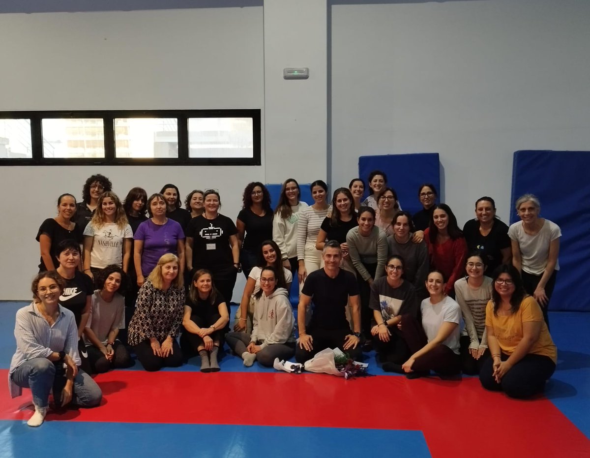 policialocalvlc's tweet image. 35 mujeres han asistido al taller de autodefensa, que hemos organizado con motivo del día internacional por la eliminación de la violencia contra la mujer.
Colaboran #CSIC   #IBMCP y @UPV 

Las asistentes han aprendido técnicas para poder hacer frente a situaciones de riesgo.
