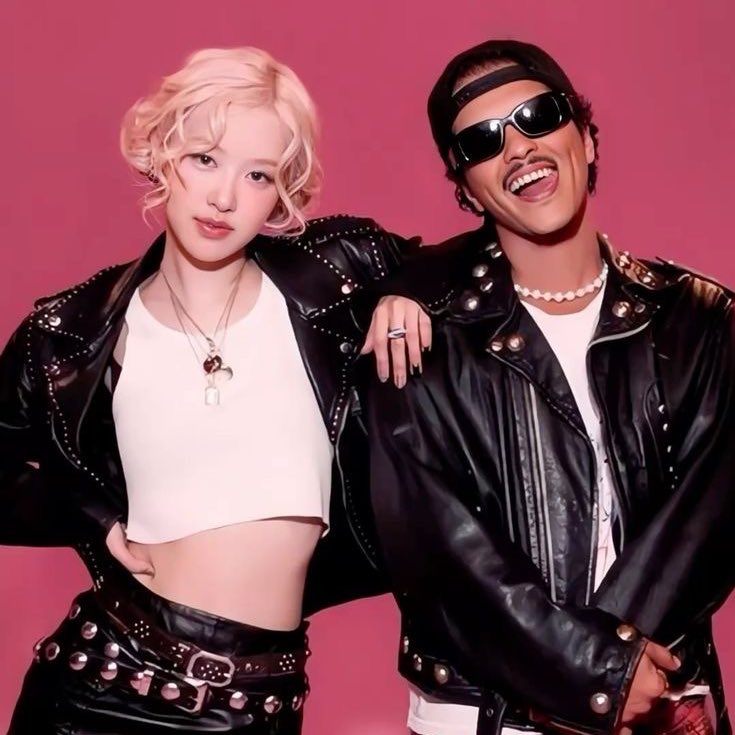 O BOM GOSTO! Jin (BTS) nomeia 'APT.' de ROSÉ e Bruno Mars, como sua música de K-Pop favorita atualmente.