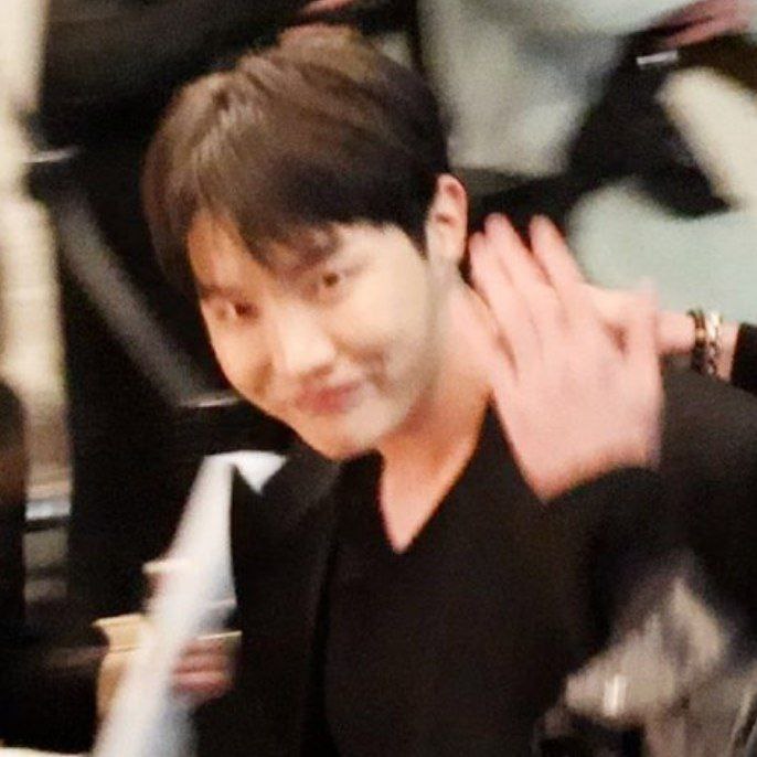 ددی جانگ سر تا پا مشکی پوشیده رفته ایونت 

J-HOPE AT APxKAWS
#jhope_APxKAWS
#RoyalOakConcept #jhope