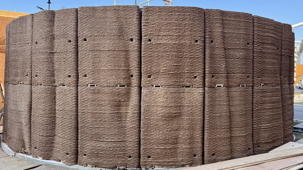 万博の監理で夢洲へ。
ついに富山の工場で3Dプリンティングした乾式の土壁を設置。自然素材だけでALCパネルのようなパネル生産と重量物輸送ができたのは歴史的快挙なのでは。富山のメンバーを讃えたい。
これからプリンターを輸送して、現場出力も来月から開始。