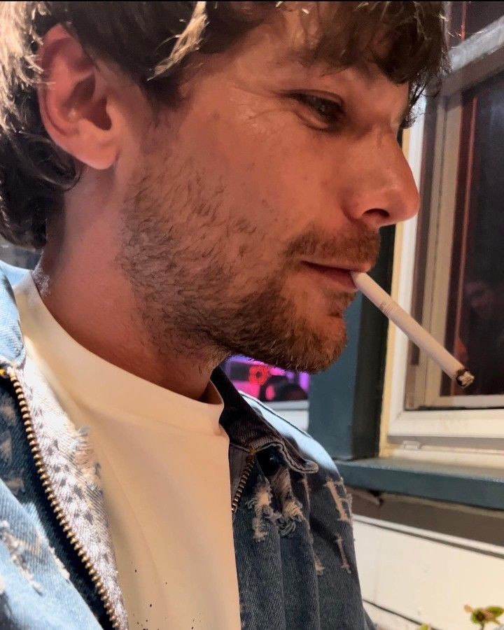 ً (@louismoking_) on Twitter photo 
