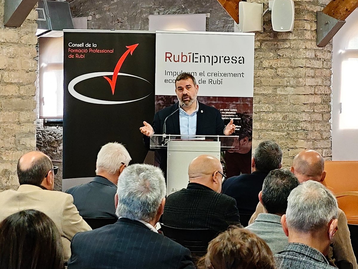 rubiempresa's tweet photo. Intervé Víctor García, regidor d’Ocupació, Educació i Empresa de l’@Ajrubi, per presentar el Pla de treball de l’#FP a Rubí, desenvolupat dins de la #TCIR per part del Consell de l’FP de Rubí.
#rubicity #CompetitivitatIndustrial @RubiForma https://t.co/H8NzTYyYmu