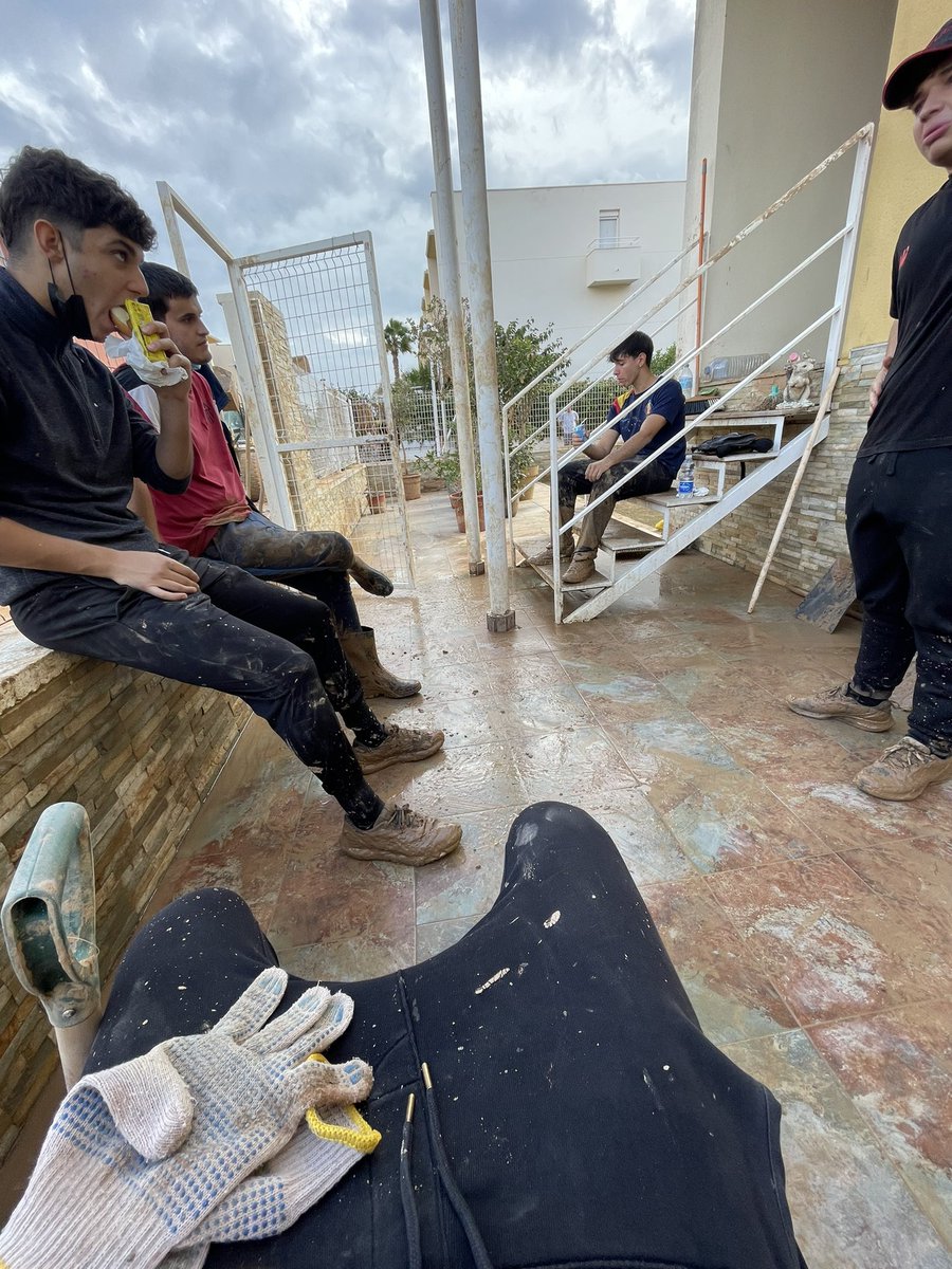 Hola buenas, somos un grupo de amigos de Paiporta y uno del grupo va a cumplir los 18 después de haberlo perdido todo por la Dana menos la casa, (negocio familiar, dos coches, etc..).Agradecería una felicitación de estas personas que se que le haría mucha ilusión. Se llama Marc⬇️