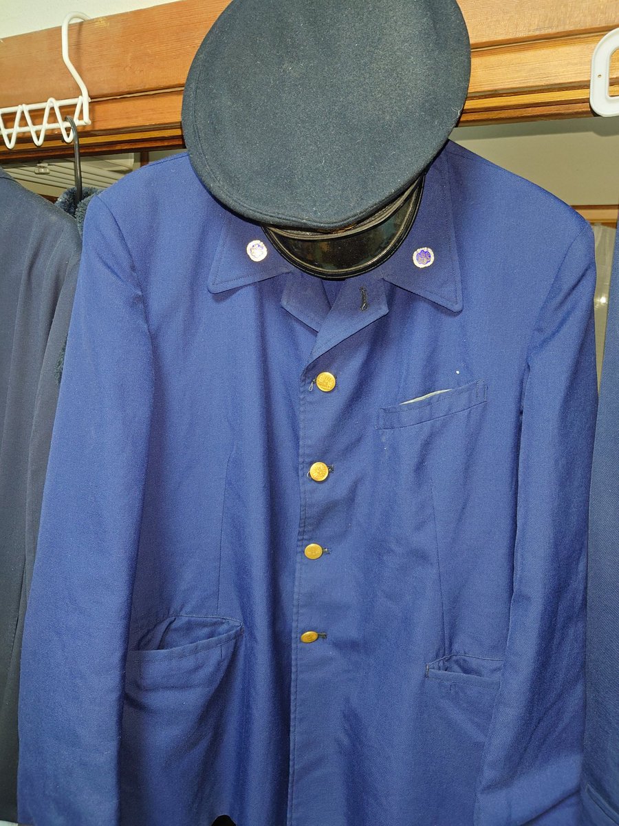 C11katao's tweet photo. VRCでイメリスさんにこういうの着せたいんだが（着慣れた国鉄の服）、こういうのってどこに依頼したらいいんだろう？

#VRChat 
#アバター改変

絶対面倒な仕事になるから依頼先を選びそうで悩んでる https://t.co/q52Ga2I9l3