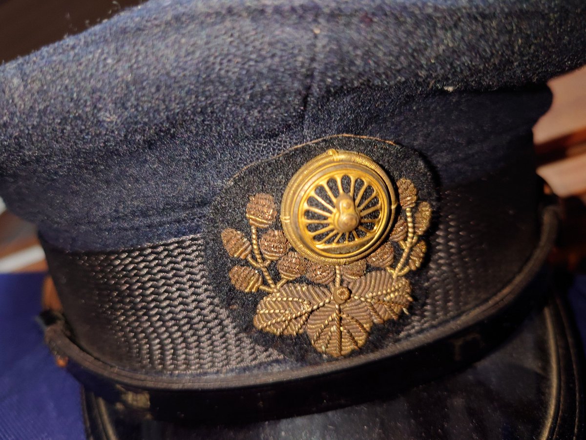 C11katao's tweet photo. VRCでイメリスさんにこういうの着せたいんだが（着慣れた国鉄の服）、こういうのってどこに依頼したらいいんだろう？

#VRChat 
#アバター改変

絶対面倒な仕事になるから依頼先を選びそうで悩んでる https://t.co/q52Ga2I9l3