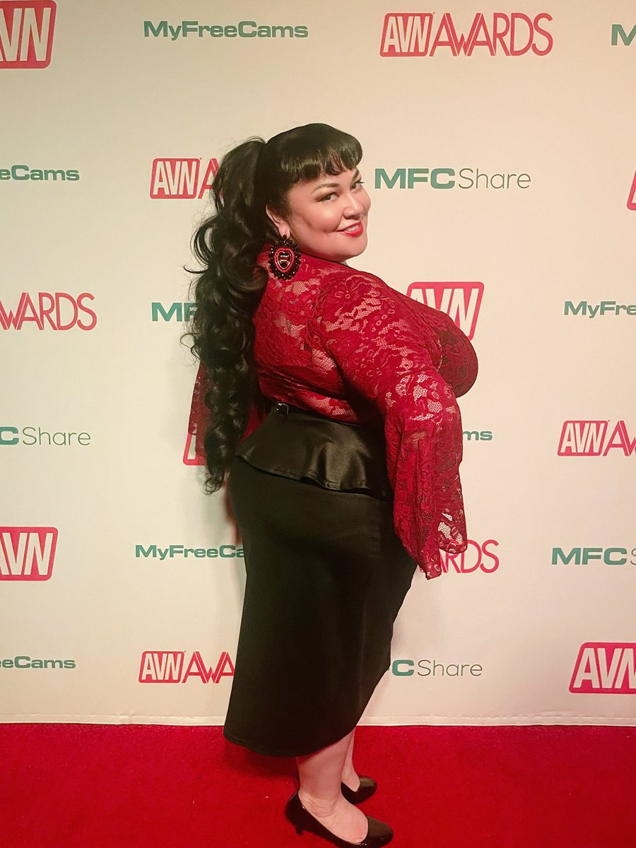 Mistress_Juggs's tweet photo. Wearing my #MMIW beaded earrings on the Red Carpet in honor of Native American Heritage Month. Made by #AlumsCraft #ShopNative #BuyNative #indigenous #MMIWG2S+ #Avn #AvnNominationParty #redcarpet #Hollywood #zeus #JuliaJuggs #JuliaSands #mistressJuliaJuggs @avnawards https://t.co/8nCOHG9VVI