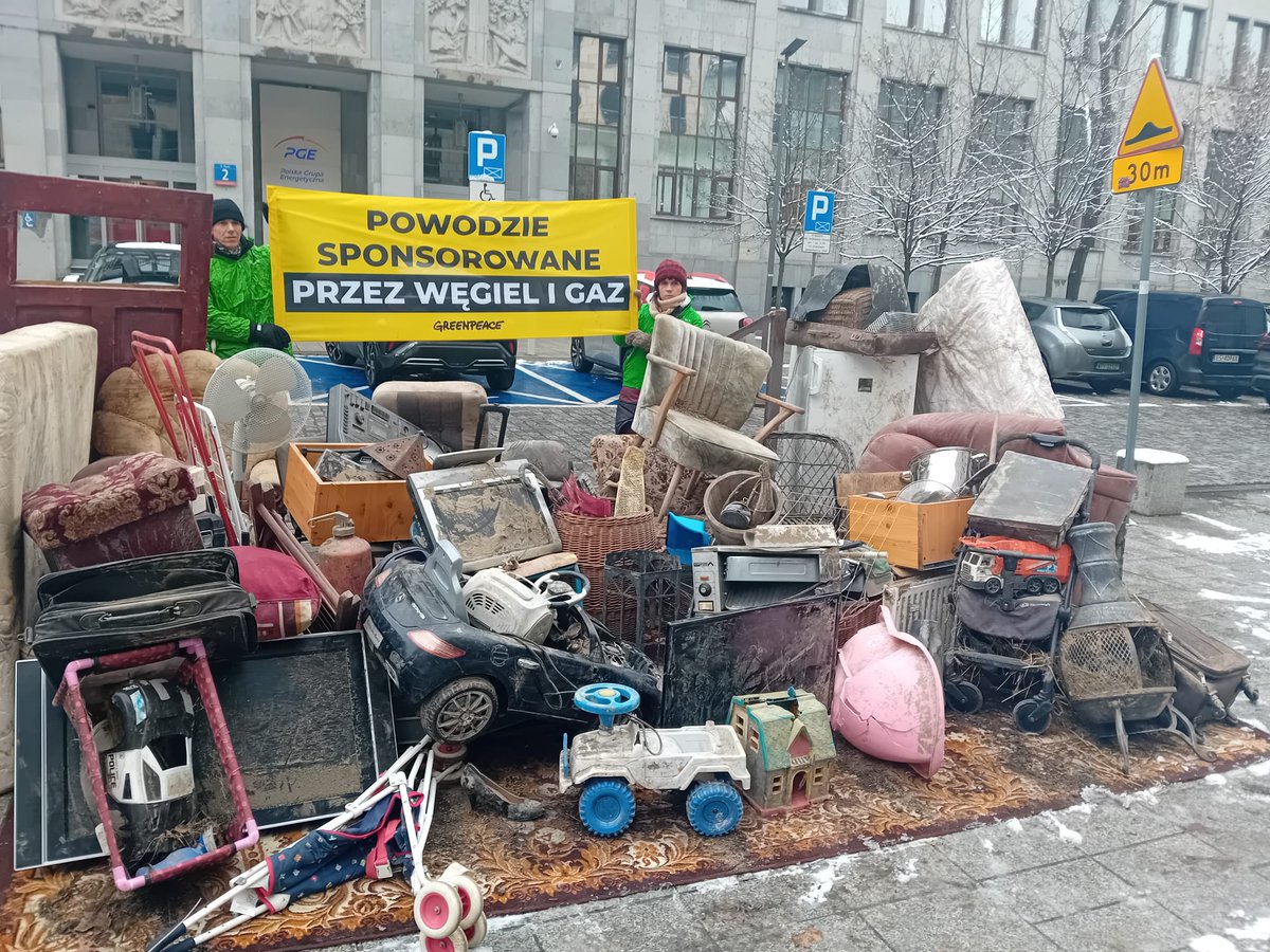 PR24_pl's tweet image. 🟢Protest #GreepeacePolska pod siedzibą @Grupa_PGE. Ekolodzy przywieźli sprzęty i meble z zalanego domu w Kamieńcu Ząbkowickim. Przypominają, że #PGE to największy emitent CO2 w Polsce, emituje go więcej, niż Szwecja czy Bułgaria. Rząd zaś wciąż dotuje kopalnie węgla kamiennego,