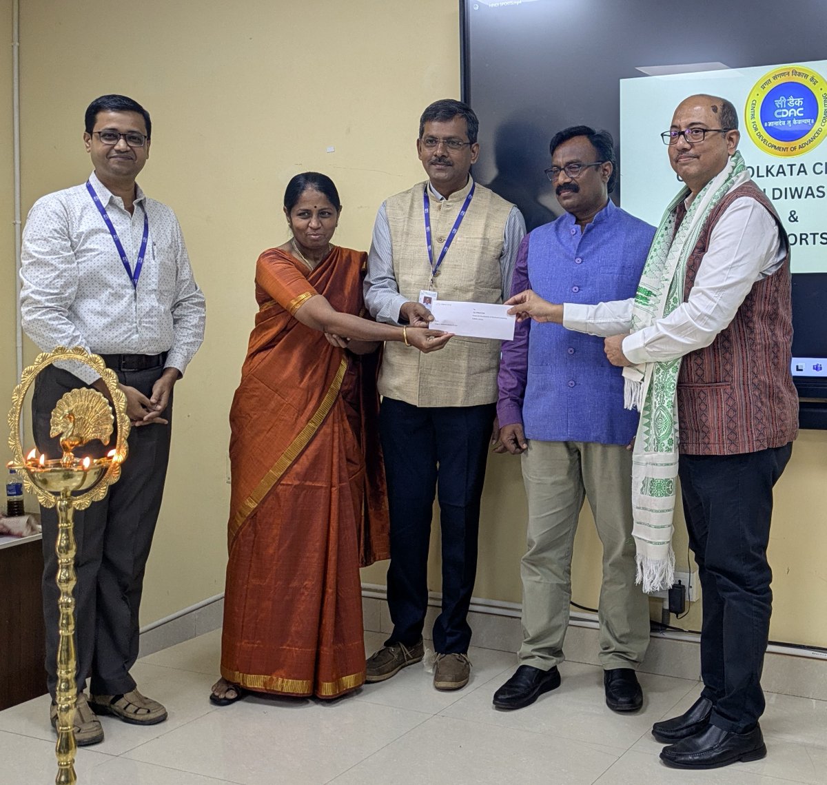 cdacindia's tweet photo. A milestone moment for @cdacindia
Our homegrown technology, AquaSURAKSHA, a cutting-edge pesticide residue analyzer for tea and spices, thanks to the partnership with @ArogyamMedisoft now commercially available as #ACLIVIA
Successful #transferoftechnology of #Biosensor device, received the first round of royalty. It utilizes advanced #enzymaticbiosensor technology and an intelligent computing algorithm for precise, cost-effective detection.
This achievement, supported by the @GoI_MeitY and our C-SPARK initiative, showcases the power of innovation in ensuring food safety. We celebrate this momentous juncture and continue driving advancements in public health!
#Innovation #TechTransfer #HealthTech #FoodSafety #SustainableAgriculture #AtmanibharBharat #viksitbharat