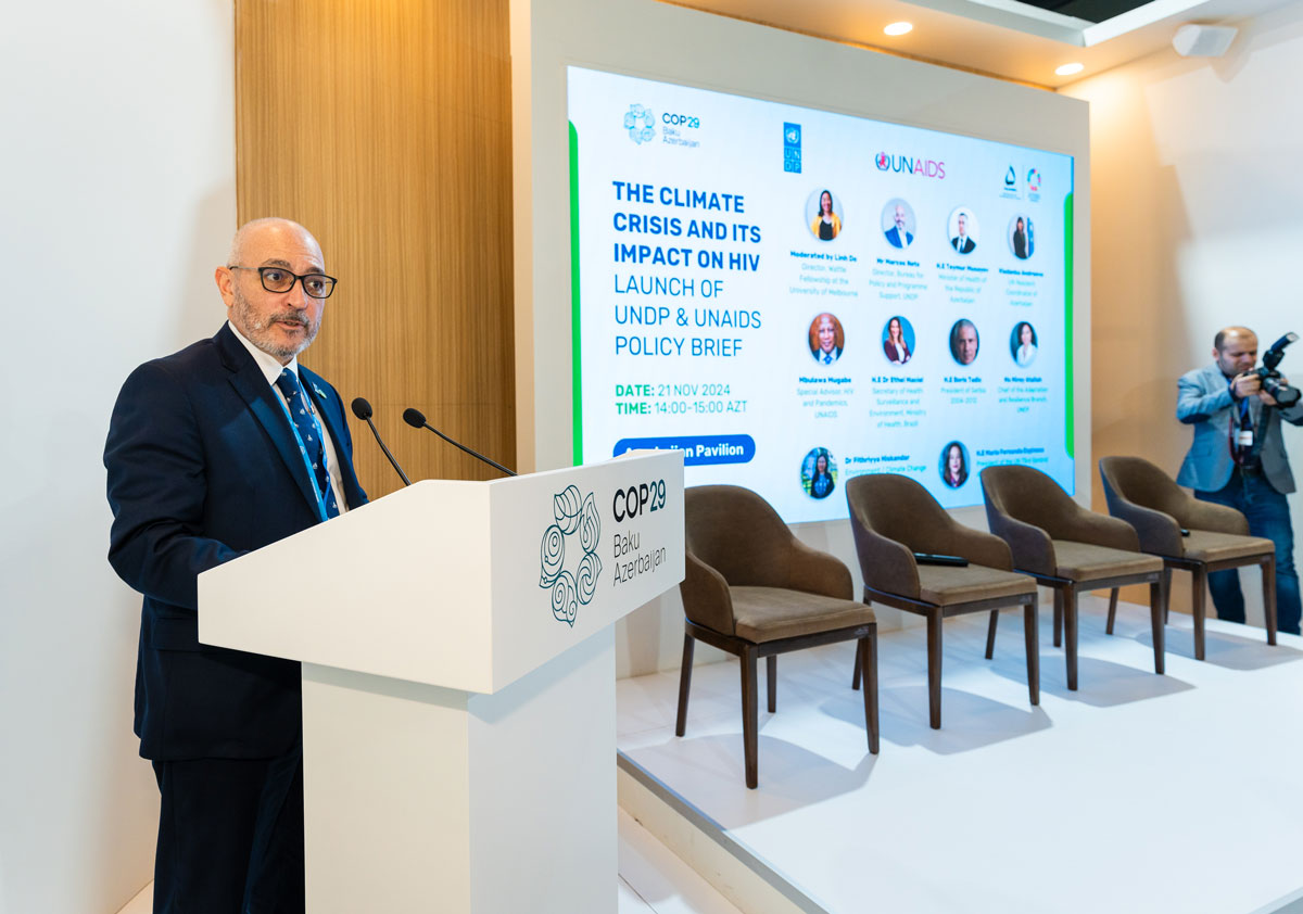 "The integration of HIV &amp; health into climate plans is necessary. <a href="/UNAIDS/">UNAIDS Global</a> shows what is possible when communities, government and the international community unite."
📣 At #COP29, <a href="/marcosathias/">Marcos Athias Neto</a> helps launch new <a href="/UNAIDS/">UNAIDS Global</a>/<a href="/UNDP/">UN Development</a> policy brief on the Climate Crisis &amp; Its Impact on HIV.