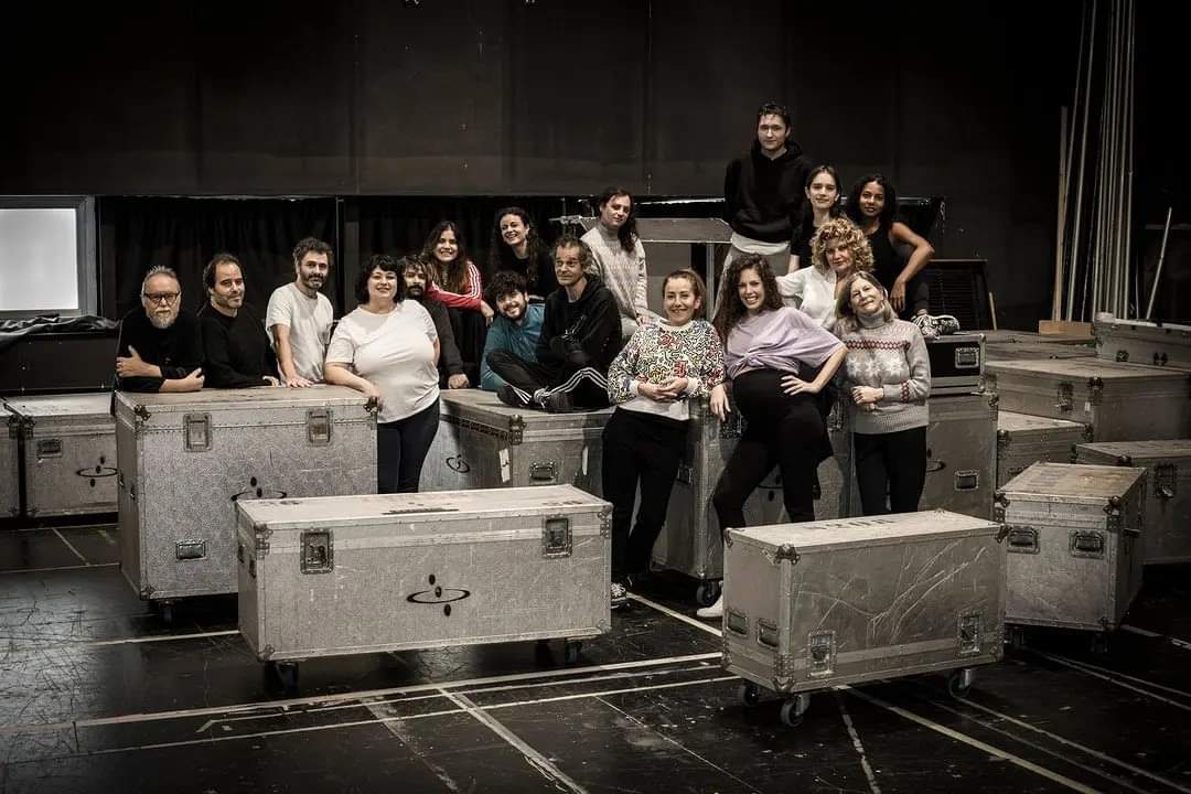 Xúlio Abonjo (@abonjo_) on Twitter photo Presentámosvos parte do equipo de 'A burra, a mesa e o pau', a nosa primeira produción propia da temporada 2024-2025, que estamos a ensaiar xa baixo a dirección de Lorena Conde. 🎭 Xúlio Abonjo, Maika Aguado, Beatriz Barcia, Xosé Manuel Esperante... 📷 <a href="/rociocibes/">Rocio Cibes</a> Presentámosvos parte do equipo de 'A burra, a mesa e o pau', a nosa primeira produción propia da temporada 2024-2025, que estamos a ensaiar xa baixo a dirección de Lorena Conde. 🎭 Xúlio Abonjo, Maika Aguado, Beatriz Barcia, Xosé Manuel Esperante... 📷 <a href="/rociocibes/">Rocio Cibes</a>