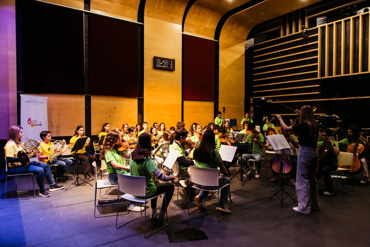 EscuelaOrquesta's tweet photo. Lamentamos la pérdida del Centro Musical Las Armas, un espacio cultural en nuestra ciudad que deseamos pronto encuentre solución. Os dejamos con imágenes de nuestro pasado ensayo preparando nuestro concierto para el @AuditorioZGZ 
https://t.co/bzyIs293lt https://t.co/Oy4vq4bulG