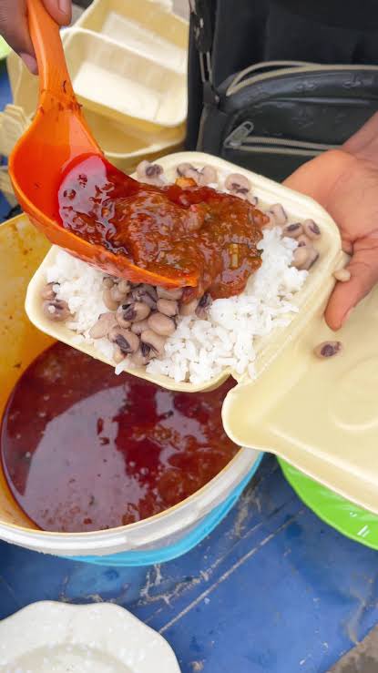 ekodekoded's tweet photo. Lunch time don land! 🍛🔥 Whether na amala for buka or rice from mama put, Lagos food dey always hit. But abeg count your change well, make nobody use vibes take run you street. 😎 #EkoDekoded #StreetSmartEko #LagosEats https://t.co/tNT9kKyuWG