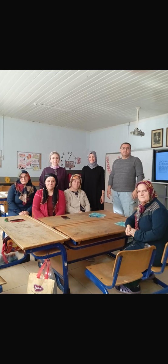 samsunram's tweet photo. Rehber öğretmeni olmayan okullarımızın öğretmen,öğrenci ve velilerine yönelik Yerel hedefimiz ‘İletişim Becerileri’ ve Okullarda Şiddetin önlenmesi konularında çalışmalarımız devam etmektedir. Misafirperverliklerinden dolayı okullarımıza teşekkür ederiz. https://t.co/ZLzkel5ObS