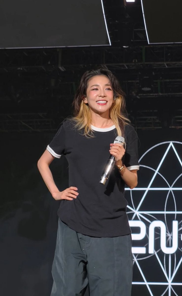 CL BOM DARA MINZY Day 1 Soundcheck 

2NE1 welcome back tour in Jakarta #WELCOMEBACKINJKT_DAY1