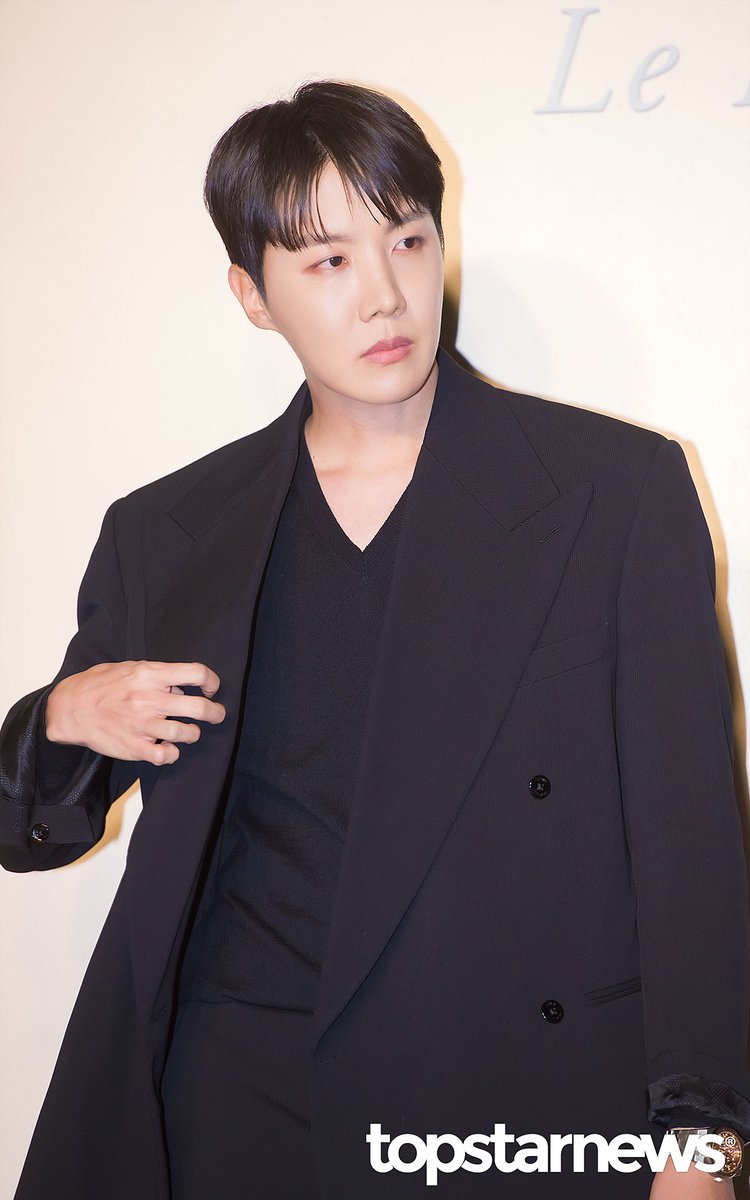 TSN_PHOTO's tweet image. 방탄소년단(BTS) 제이홉, ‘눈빛은 시크하게’ (오데마 피게 포토콜) [HD포토] #오데마피게 #AudemarsPiguet #포토월 #프리뷰 #방탄소년단 #BTS #제이홉 #jhope topstarnews.net/news/articleVi… &amp;lt;- Original Photo