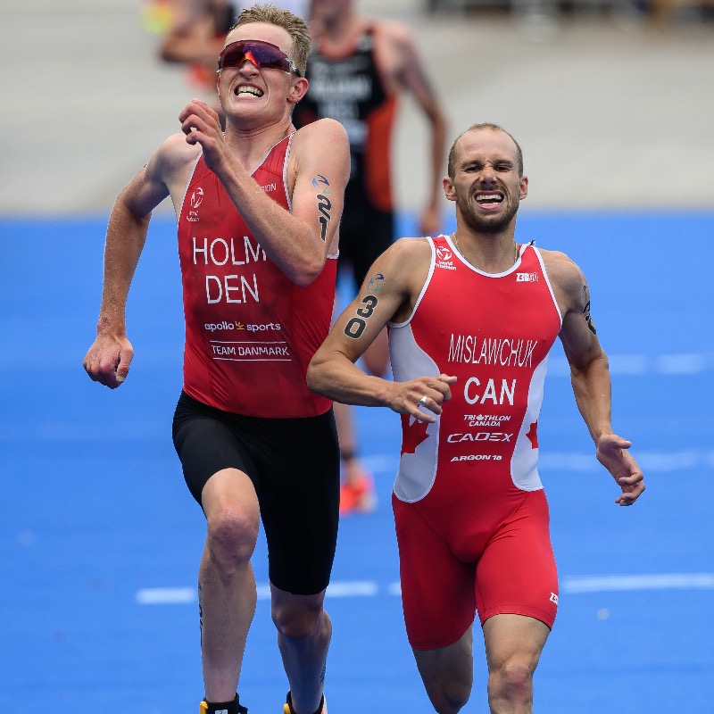 Blue carpet battles 🤜🤛

Emil Holm 🇩🇰 and Tyler Mislawchuk 🇨🇦 going shoulder to shoulder in Hamburg 💥

#WTCSHamburg #Triathlon #BeYourExtraordinary