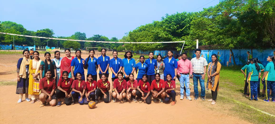 BBSR_DMS's tweet image. 🏐⚽ Sports + Teamwork = Fun!

The Inter-House Volleyball &amp;amp; Football matches on 16 Nov 2024 brought energy &amp;amp; excitement! Players gave their all, cheered on by teachers &amp;amp; students. 
Proud of the spirit!✌🏼

#dmsbbsr #interhouse #sports #teamwork #sportsmanship