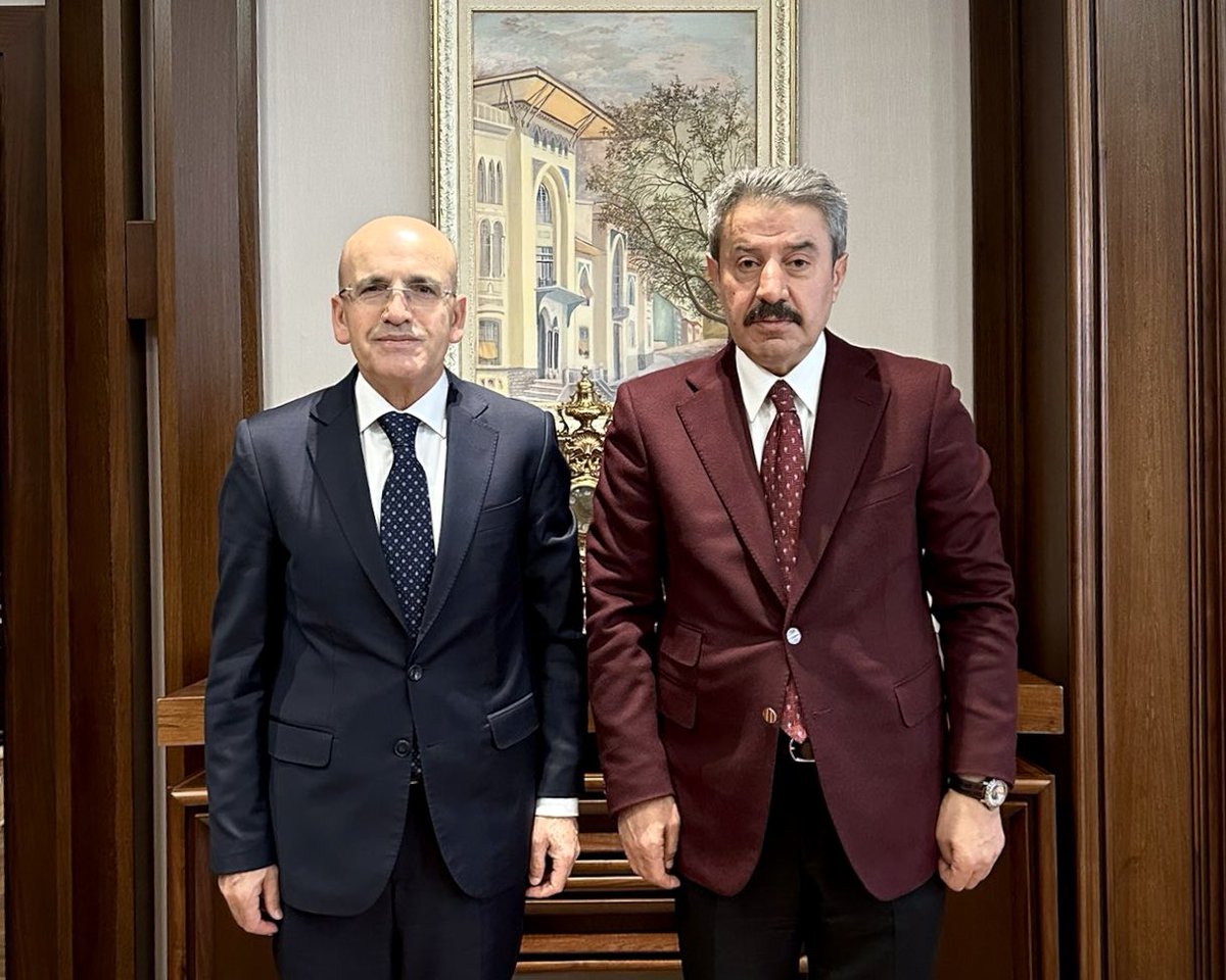 TatarArslan's tweet photo. 📍Hazine ve Maliye Bakanlığı 

Sayın Bakanımız Mehmet ŞİMŞEK’i ziyaret ederek Şırnak’ımız ile ilgili taleplerimizi ve  Güvenlik Korucularımızın özlük haklarına ilişkin taleplerini ve beklentilerini ilettik. 

Nazik ev sahipliği ve gösterdikleri yakın ilgi için Sayın Bakanımıza teşekkür ediyorum.

@memetsimsek