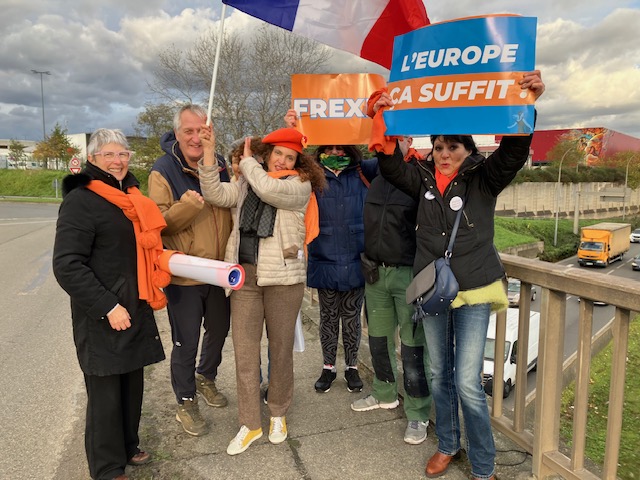 _LesPatriotes52's tweet photo. Petit clin d'œil 😉 des Patriotes des Hauts de Seine.
Ils ont mené une opération à Rungis pour dire STOP à l'Europe 🇪🇺 👎
En route vers le FREXIT!!!  🇫🇷 🇫🇷 👍
Avec des 🚙 enthousiastes  👋 https://t.co/OAWIXhioD1
