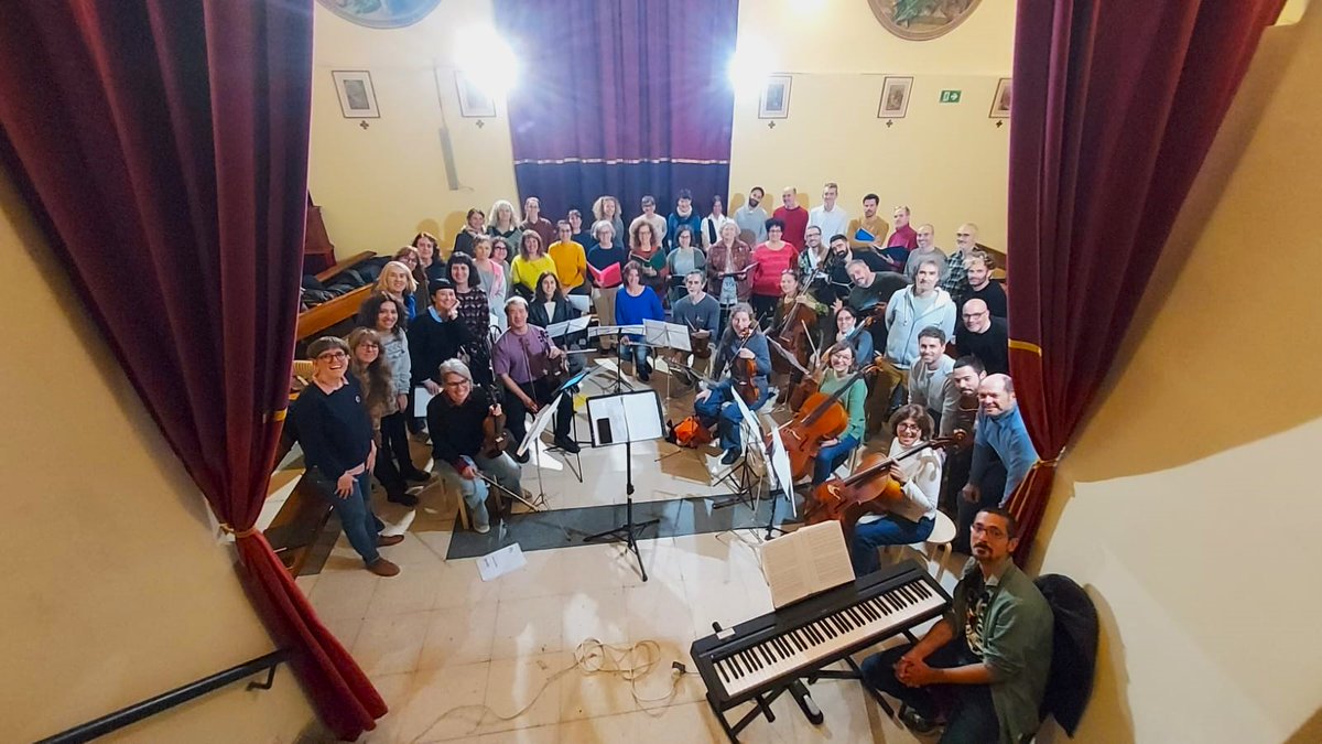 ¡Tres grupos como tres soles (orquesta, coro Lunes tarde y coro Miércoles tarde) empezando a juntar sus piezas en el primer ensayo-reunión de esta semana. ¡Estamos preparando un gran evento de música del XIX para febrero! :')