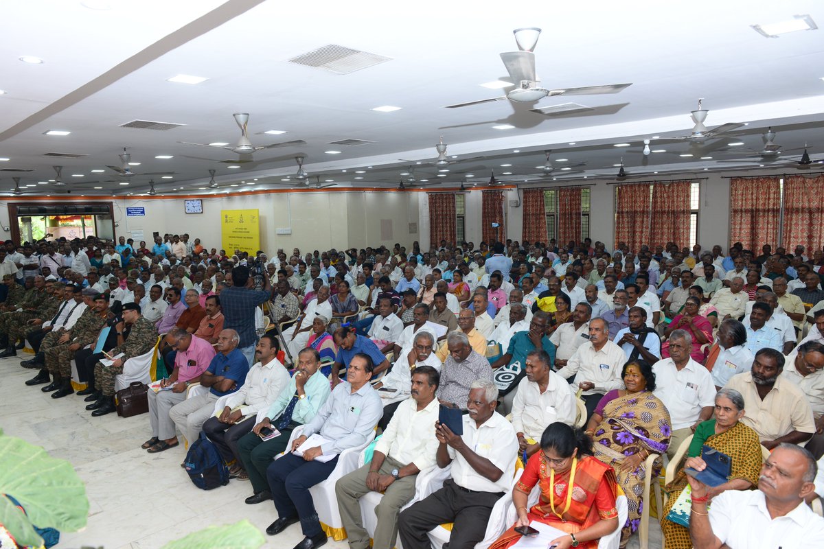 Def_PRO_Chennai's tweet photo. SPARSH outreach program was organised @ Madurai by Controller of Defence Accounts, Chennai. Lt Gen KS Brar, AVSM, GOC HQ Dakshin Bharat Area was Chief Guest. CDA T.Jayaseelan IDAS chaired, in presence of Karun Garad IPS, DCP (South), Madurai. 1300 Defence Pensioners participated. https://t.co/RowyRi3xQ9