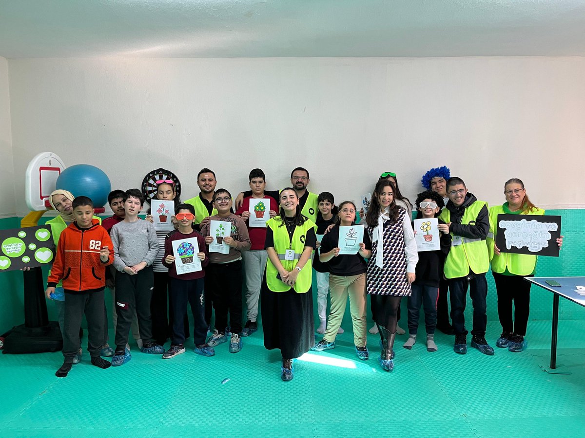 Ahbap Denizli gönüllülerimiz, Hürriyet Ortaokulu Özel Eğitim Sınıfı öğretmenlerinin öğretmenler gününü kutladılar. Aynı zamanda özel eğitim sınıfı öğrencileriyle de keyifli bir vakit geçirdiler. 💚