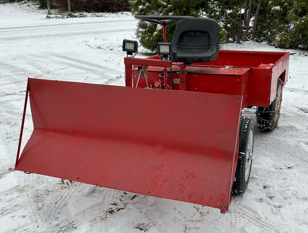 KaukoM's tweet photo. Make snow easily and cost-effectively with electricity. M5 with snowplow plate. More information +358442840944, sales@eminko.com, EMINKO OY. #electric #snow #transport #M5 https://t.co/KbfR5bymBI
