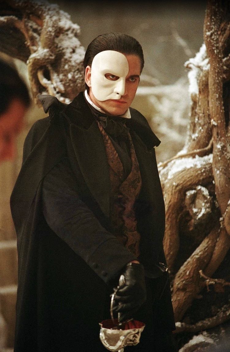 L0VELYBEOMIE's tweet photo. may just be me but this is giving phantom of the opera vibes 🥹

“the mask that the “phantom,” erik, wears over his face symbolizes his vulnerability and the injustice he suffers from”

“it represents themes of love, rejection, and the human desire to hide vulnerabilities” https://t.co/sh9vibc65a