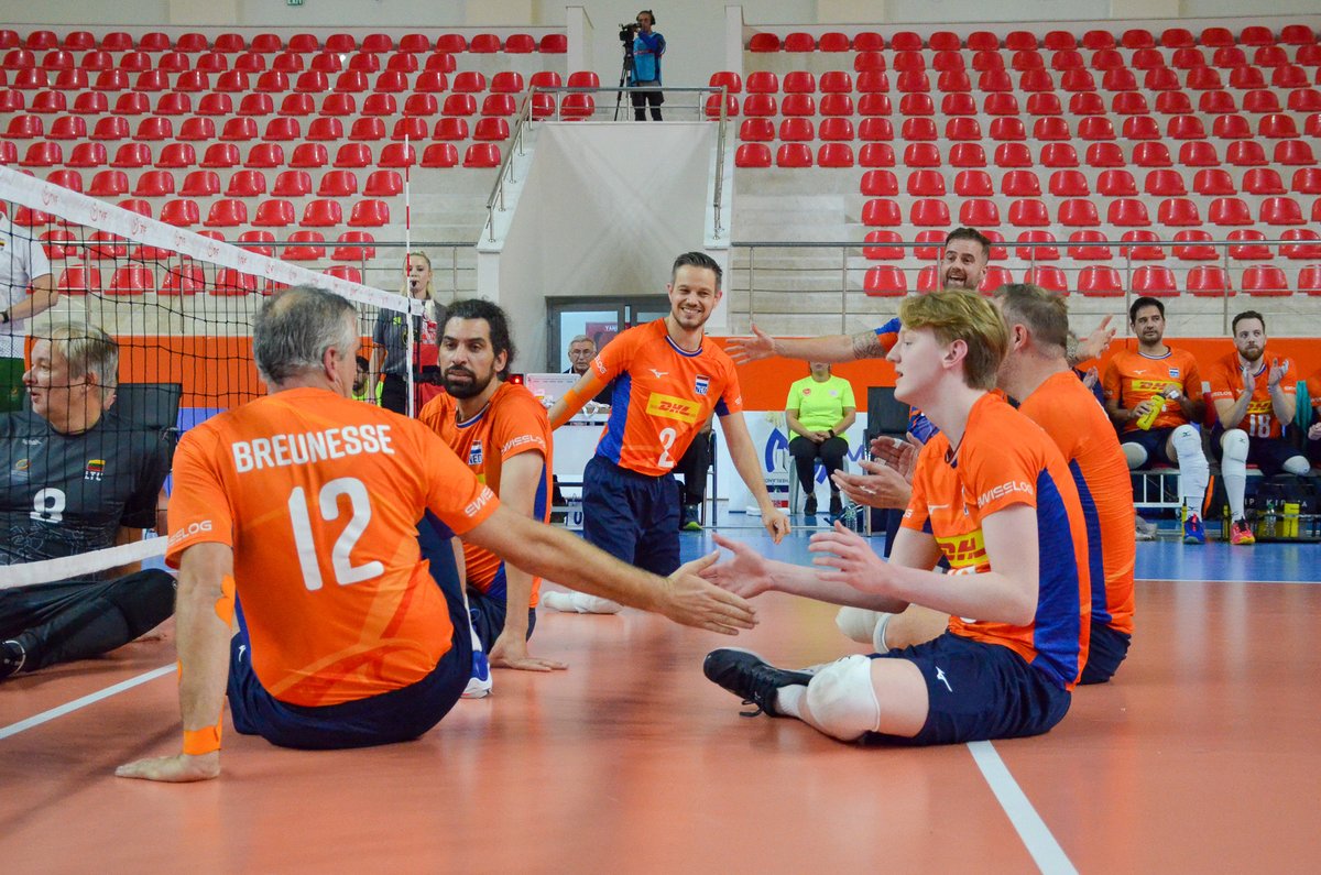 Onze eerste overwinning op de EK kwalificatie 📣. Met de setstanden 14-25, 18-25 en 23-25 hebben we van Litouwen gewonnen.
Vanmiddag om 15.30 uur (NL'se tijd) spelen we tegen gastland Turkije!
Kijk je mee?
Alle gegevens vind je hier: 
volleybal.nl/nieuws/ek-b-te…
#zitvolleybal #TeamNL
