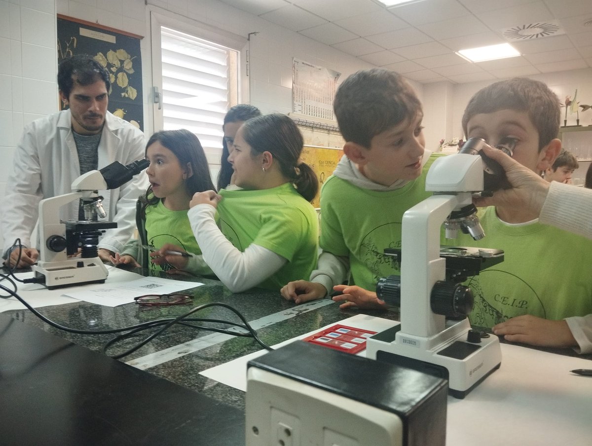 UExDivulga's tweet photo. 🌀🔬🎲👾Hoy hemos celebrado un estupendo Desayuna con la Ciencia + Cultura Emprendedora en Facultad Formación Profesorado @ffp_uex 

Nos acompaña alumnado CEIP la Acequia de Puebla de Argueme y CEIP Ntra Sra del Consuelo de Logrosan 👋🏼

@infouex @CulEmprendedora
@educacionEXT https://t.co/gGgbfvTT8s