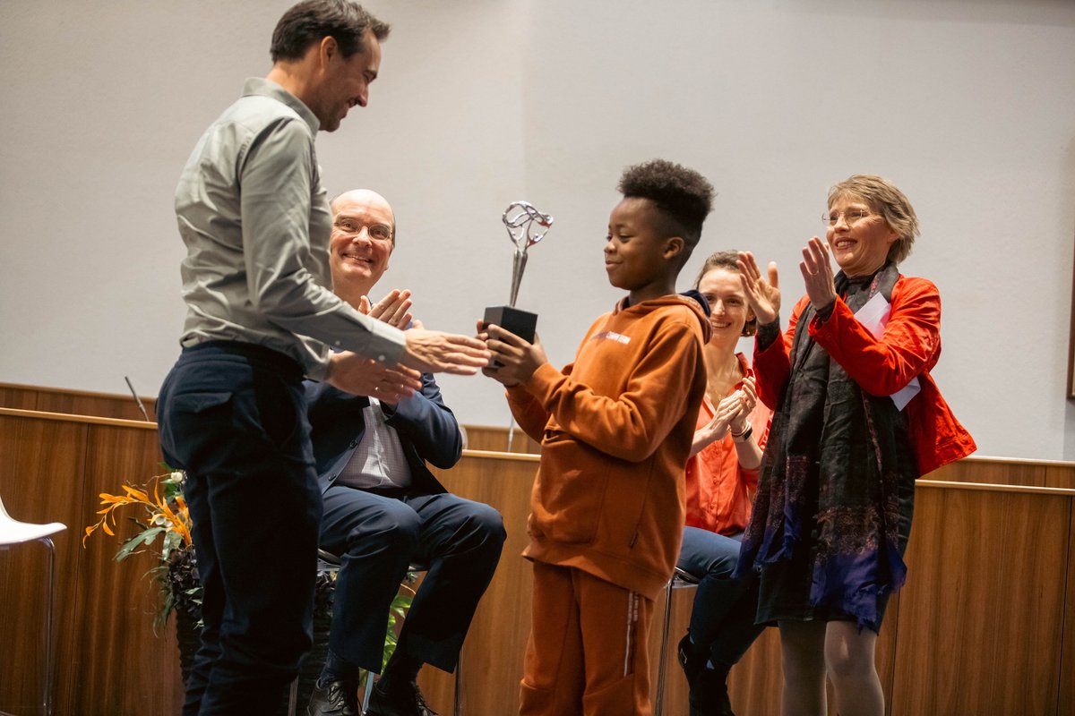 Gisteren zijn de #RadboudScienceAwards uitgereikt! Leerlingen uit groep 7/8 van de Hazesprong, de Kleine Wereld, Meander en Hidaya vormden een enthousiast en nieuwsgierig publiek! De lezingen over stress, het slavernijverleden en zwarte gaten werden met veel interesse gevolgd!