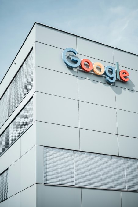 ImpactoEterno's tweet image. En 2010, Google y Oracle se enfrentaron en el mayor caso de derechos de autor de la historia.

Oracle demandó a Google por 9.000 millones de dólares, alegando que Google había copiado 11.000 líneas de código para desarrollar Android.

Google adoptó una postura valiente y…