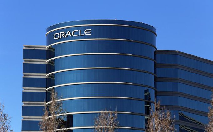 ImpactoEterno's tweet image. En 2010, Google y Oracle se enfrentaron en el mayor caso de derechos de autor de la historia.

Oracle demandó a Google por 9.000 millones de dólares, alegando que Google había copiado 11.000 líneas de código para desarrollar Android.

Google adoptó una postura valiente y…