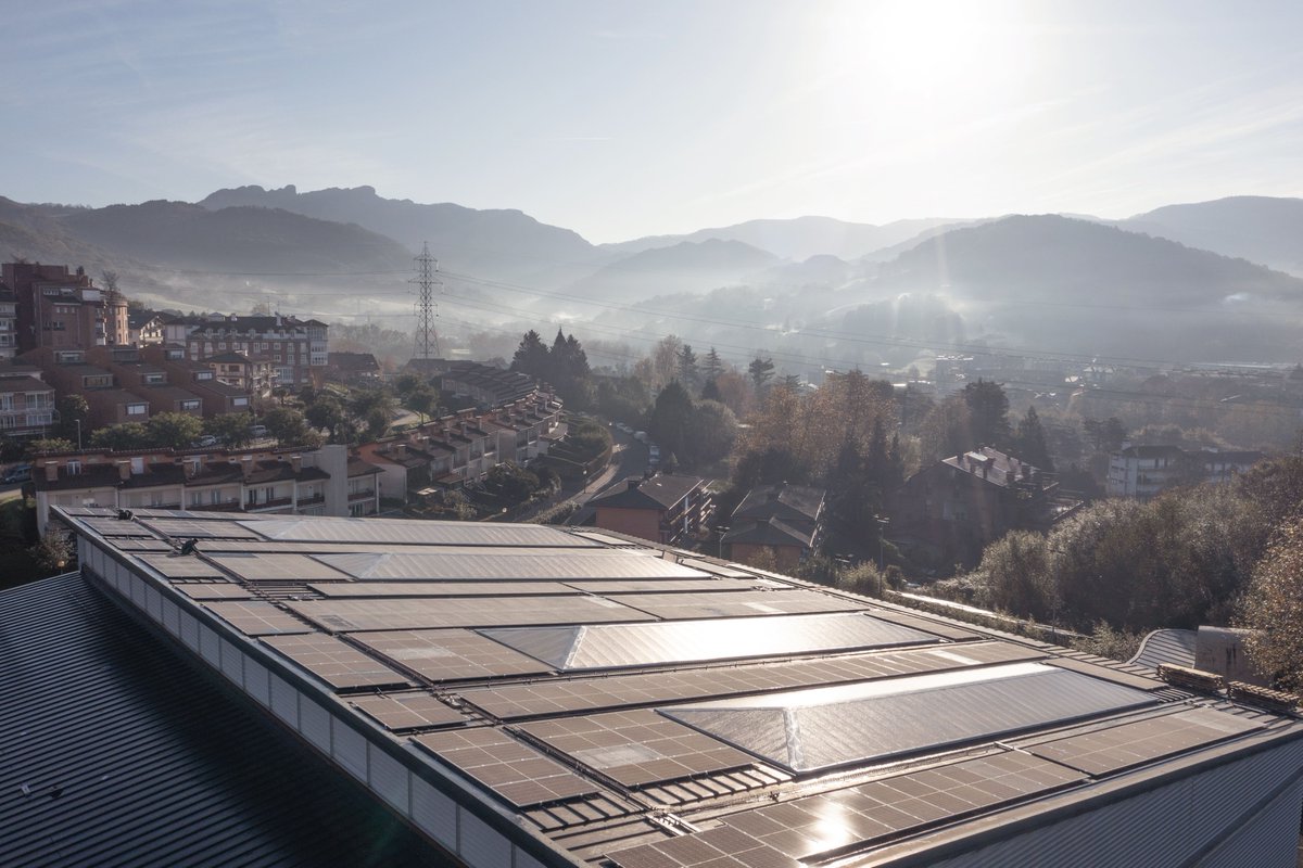 oiartzungoudala's tweet photo. Energia berriztagarria sortzen hasteko prest dago Elorsoroko instalazio fotovoltaikoa.

Kiroldegia elektrizitatez hornitzeko 336 eguzki panel jarri ditu Udalak.

Albistera joan ➡️ https://t.co/nw0xXOMcP4 https://t.co/iap5D7yRls