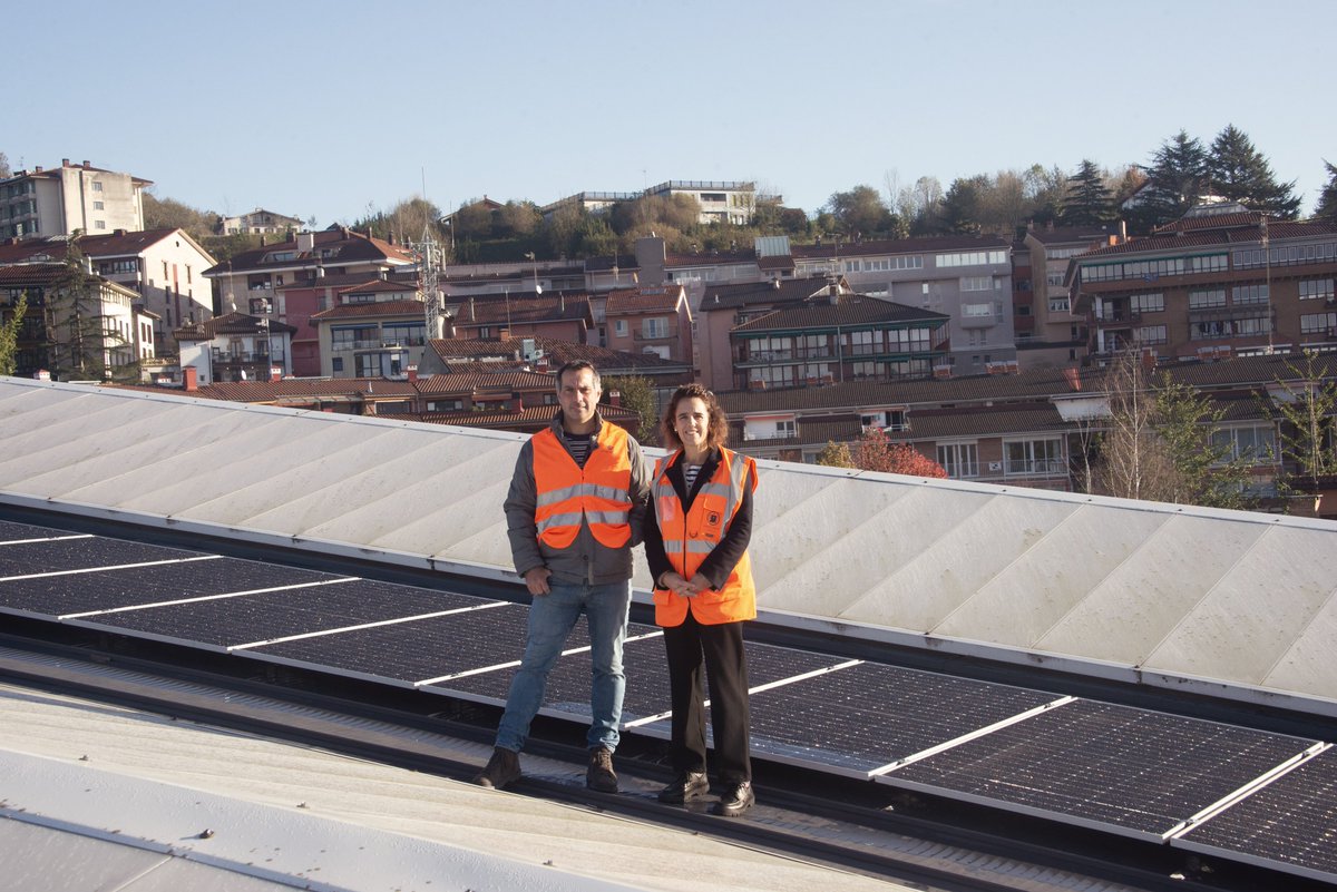 oiartzungoudala's tweet photo. Energia berriztagarria sortzen hasteko prest dago Elorsoroko instalazio fotovoltaikoa.

Kiroldegia elektrizitatez hornitzeko 336 eguzki panel jarri ditu Udalak.

Albistera joan ➡️ https://t.co/nw0xXOMcP4 https://t.co/iap5D7yRls