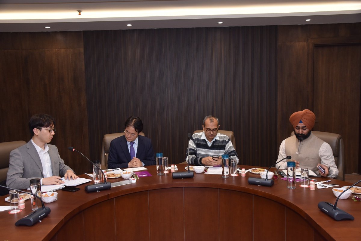 दक्षिण कोरियाई प्रतिनिधिमंडल ने किया नगर निगम कार्यालय का दौरा
- गोयांग सिटी के मेयर ली डोंग हवान के नेतृत्व में आए प्रतिनिधिमंडल का निगमायुक्त अशोक कुमार गर्ग व अन्य अधिकारियों ने किया स्वागत
- निगम कार्यालय में आयोजित बैठक में नगर निगम गुरुग्राम द्वारा किए जा रहे कार्यों व दी