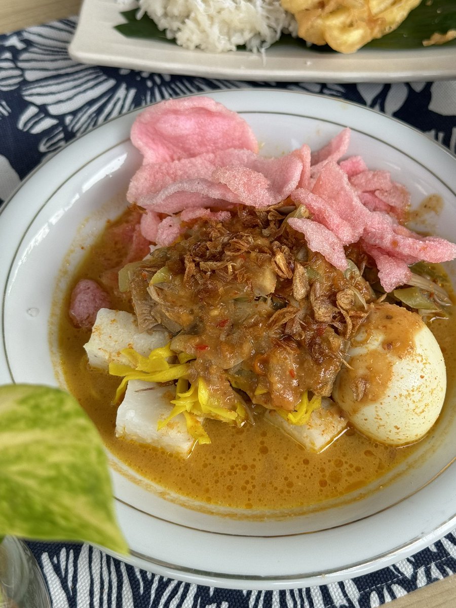 Sepasang suami istri asli sumatera pensiun dari sumatera pindah ke jogja kemudian jualan makanan makanan sumatera di teras rumahnya. Mulai dari lontong sayur, lontong pical, cincang daging, soto padang, dendeng dan rendang, ada juga teh talua dan sala lauk #kulyog
