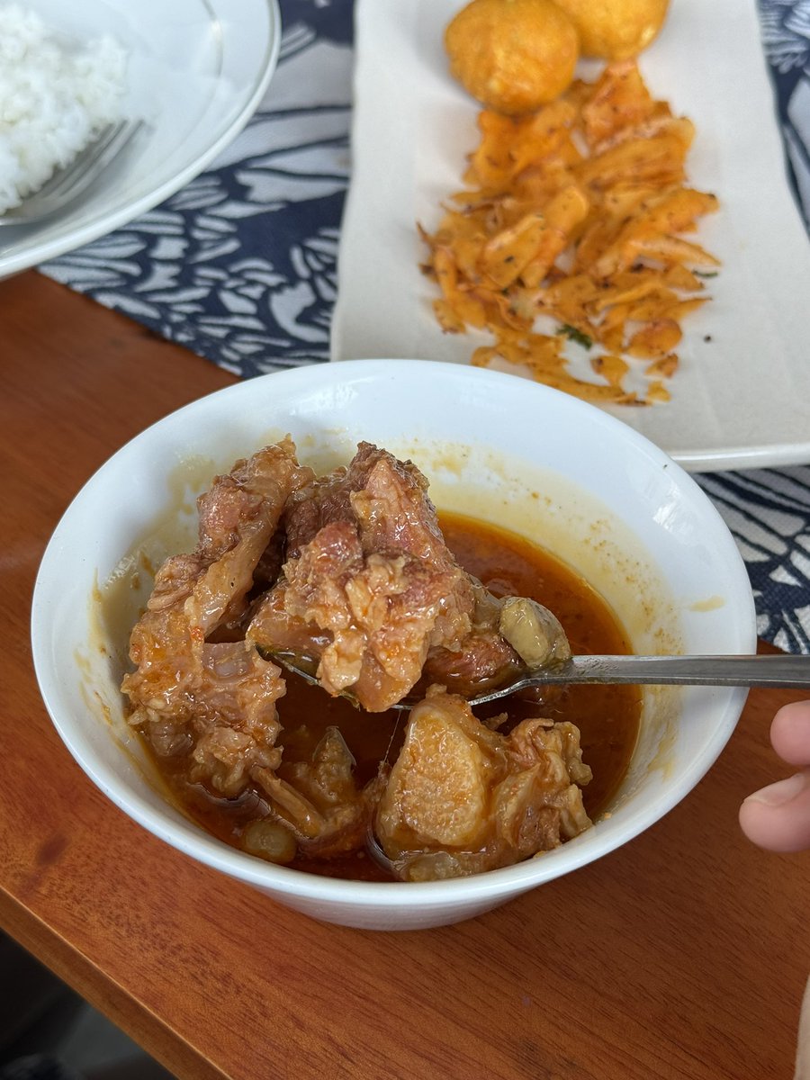 Ariefboediman's tweet photo. Sepasang suami istri asli sumatera pensiun dari sumatera pindah ke jogja kemudian jualan makanan makanan sumatera di teras rumahnya. Mulai dari lontong sayur, lontong pical, cincang daging, soto padang, dendeng dan rendang, ada juga teh talua dan sala lauk #kulyog https://t.co/oBI4NLFzdc