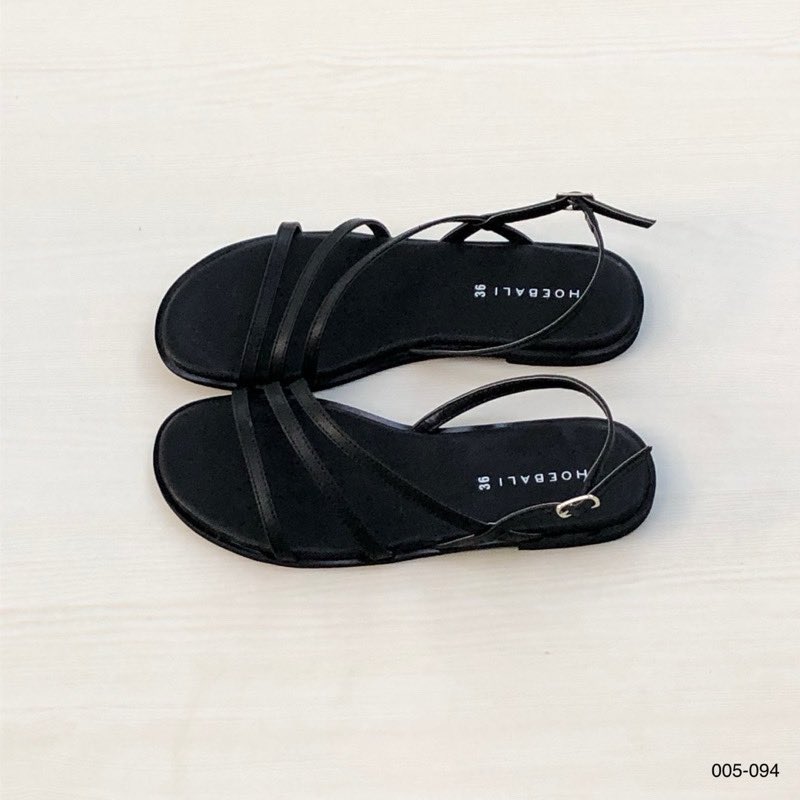 reeyychsia's tweet image. Gausah bingung mau hangout pakai flatsoes atau sandal apa, brand lokal ini koleksi mereka modelnya banyak dan cakep2 ✨💖