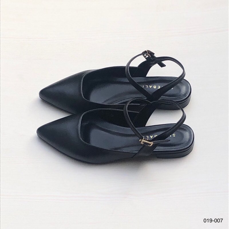 reeyychsia's tweet image. Gausah bingung mau hangout pakai flatsoes atau sandal apa, brand lokal ini koleksi mereka modelnya banyak dan cakep2 ✨💖