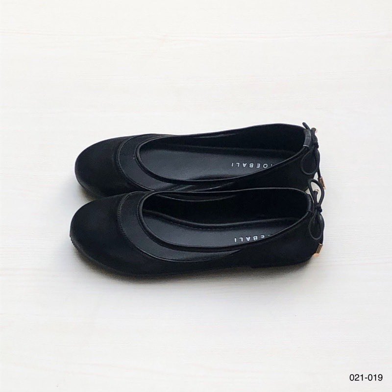 reeyychsia's tweet image. Gausah bingung mau hangout pakai flatsoes atau sandal apa, brand lokal ini koleksi mereka modelnya banyak dan cakep2 ✨💖